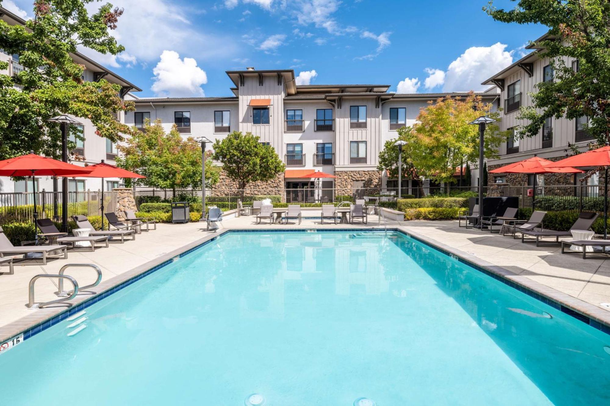 Hampton Inn & Suites Windsor-Sonoma Wine Country Exterior foto