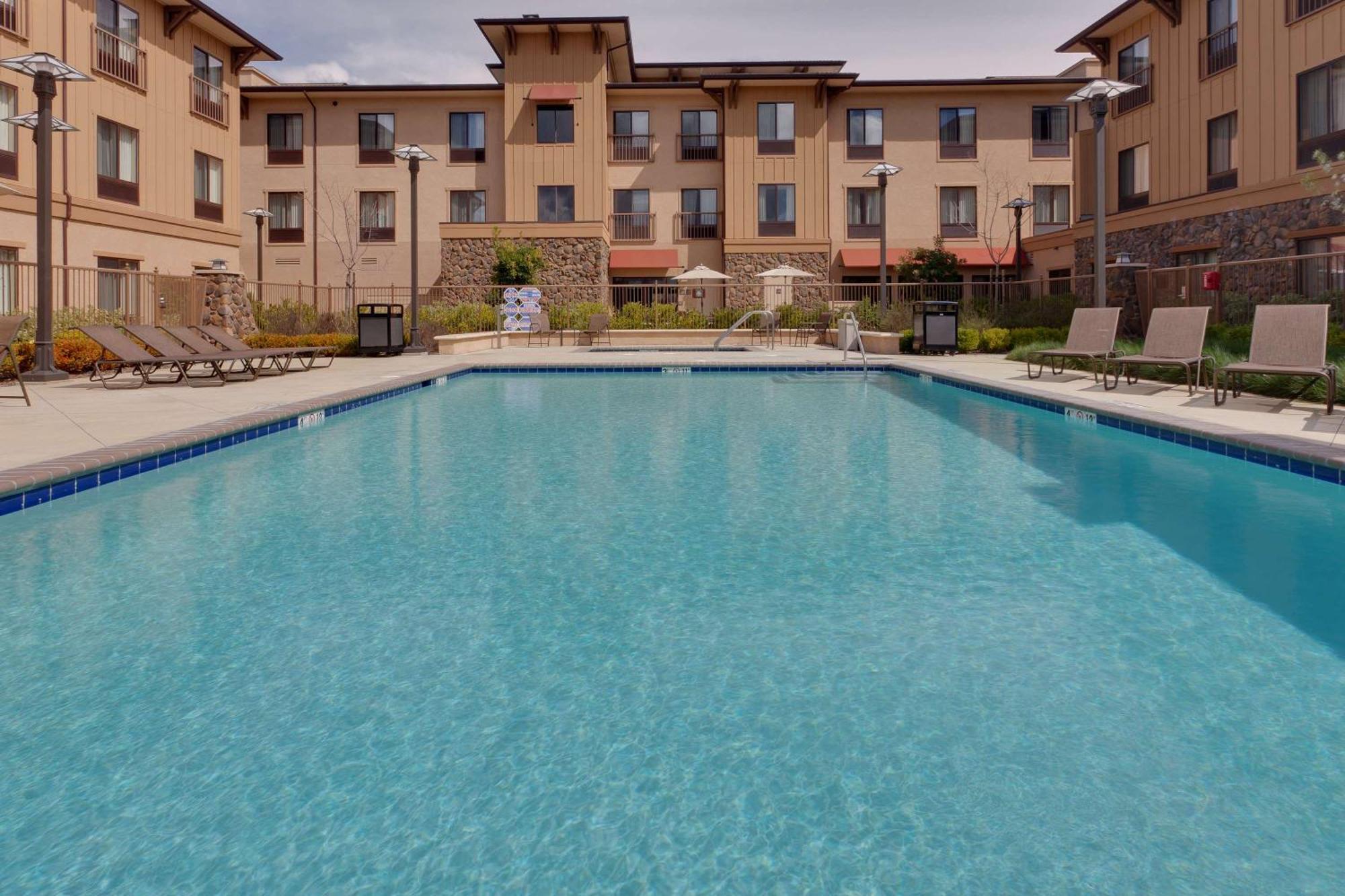 Hampton Inn & Suites Windsor-Sonoma Wine Country Exterior foto
